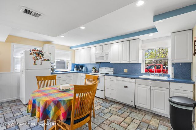 8 Oak Drive, New Windsor, NY 12553