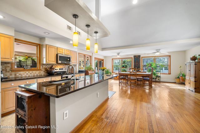 8 Oak Drive, New Windsor, NY 12553