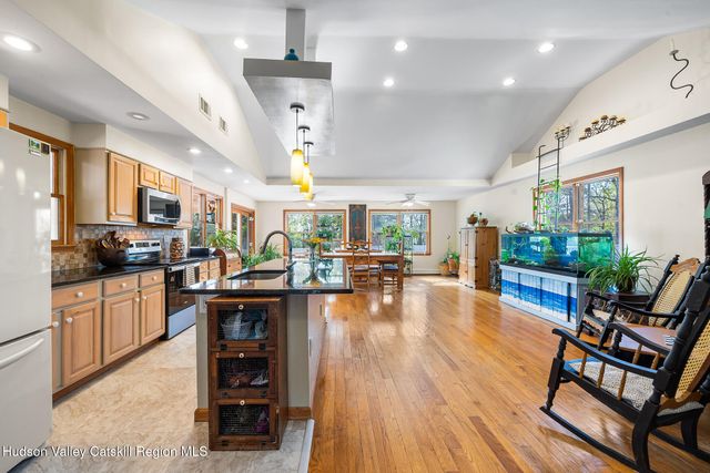 8 Oak Drive, New Windsor, NY 12553