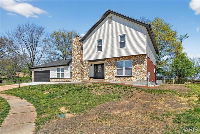 5039 Amber Place Drive, St Louis, MO 63128