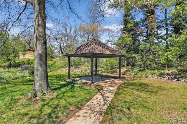 5039 Amber Place Drive, St Louis, MO 63128