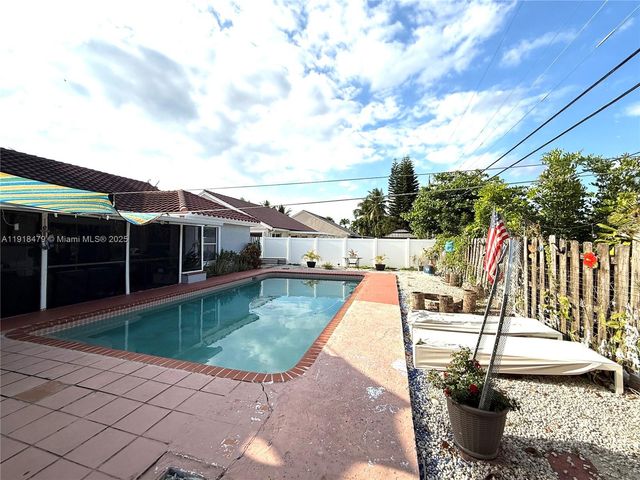 1060 New Parkview Pl, Haverhill, FL 33417