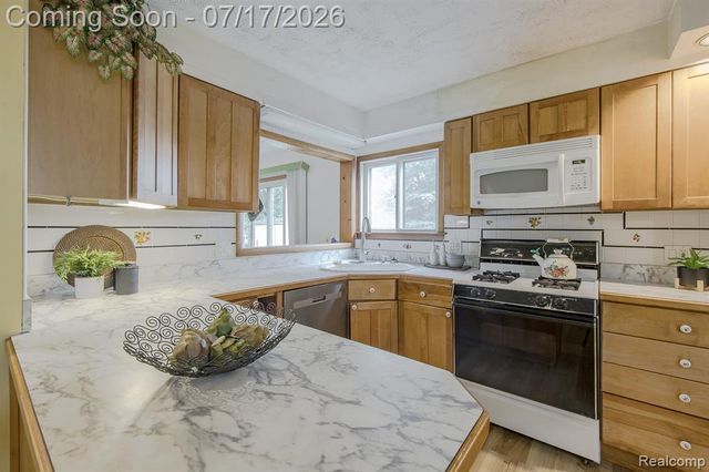 5511 Wright Drive, Troy, MI 48098