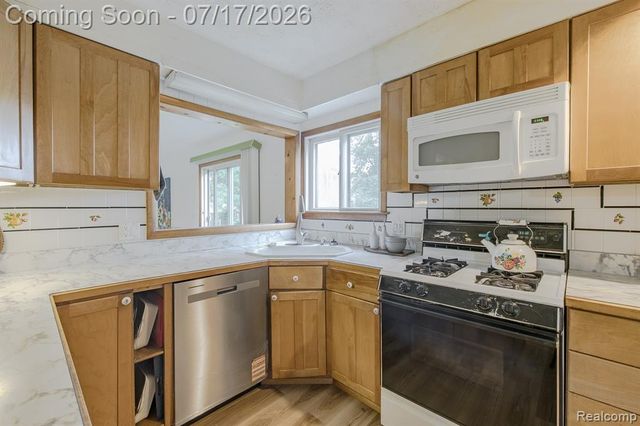 5511 Wright Drive, Troy, MI 48098