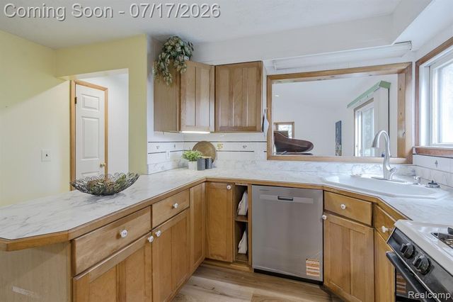 5511 Wright Drive, Troy, MI 48098