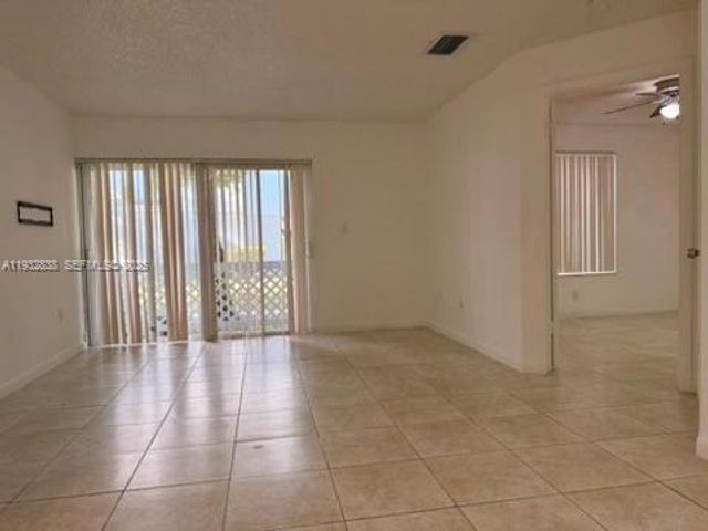 6755 NW 175th Ln M-9, Hialeah, FL 33015