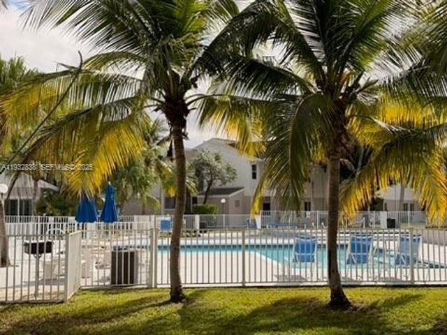 6755 NW 175th Ln M-9, Hialeah, FL 33015