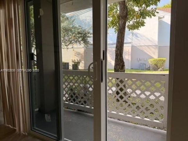 6755 NW 175th Ln M-9, Hialeah, FL 33015