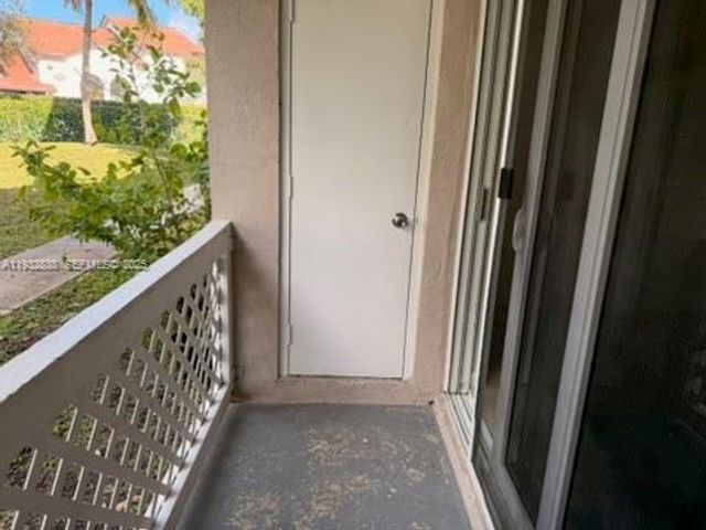 6755 NW 175th Ln M-9, Hialeah, FL 33015