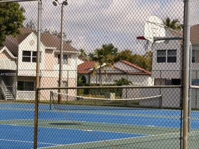 6755 NW 175th Ln M-9, Hialeah, FL 33015