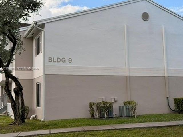 6755 NW 175th Ln M-9, Hialeah, FL 33015