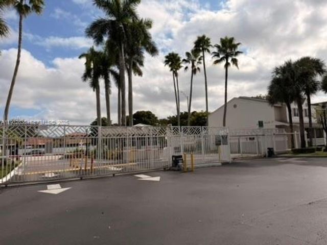 6755 NW 175th Ln M-9, Hialeah, FL 33015