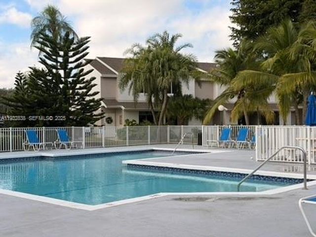 6755 NW 175th Ln M-9, Hialeah, FL 33015