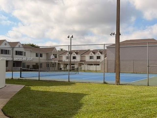 6755 NW 175th Ln M-9, Hialeah, FL 33015