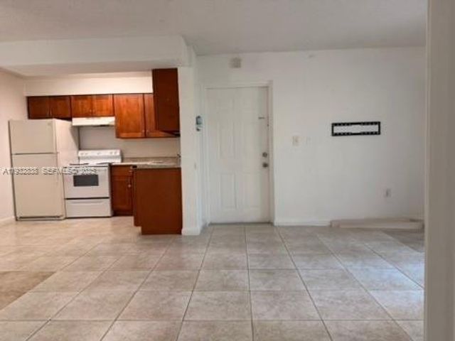 6755 NW 175th Ln M-9, Hialeah, FL 33015