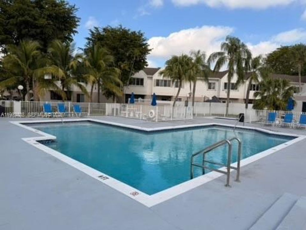 6755 NW 175th Ln M-9, Hialeah, FL 33015