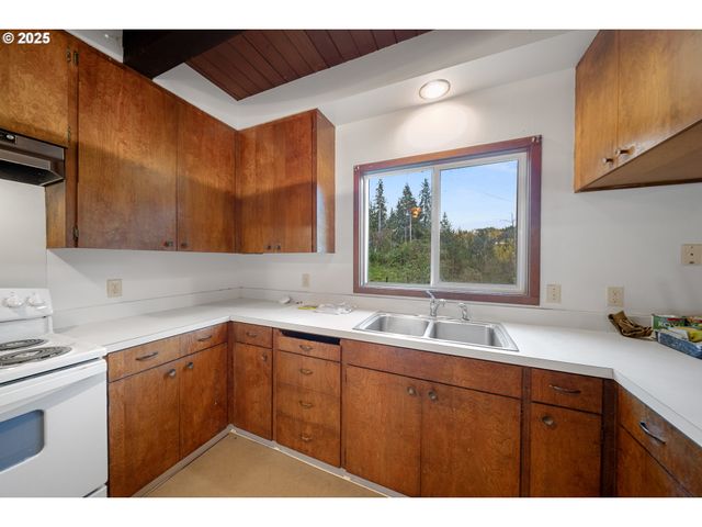 604 THORTON OAR Ln, Reedsport, OR 97467