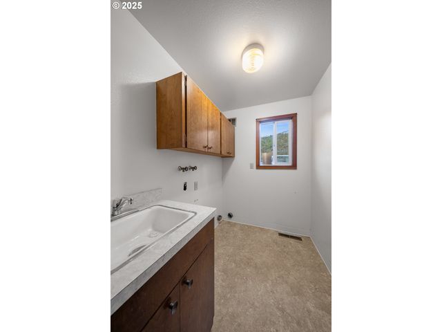 604 THORTON OAR Ln, Reedsport, OR 97467