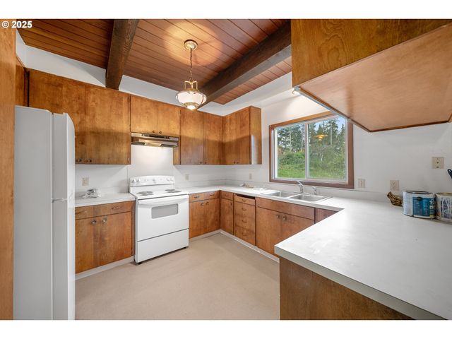 604 THORTON OAR Ln, Reedsport, OR 97467