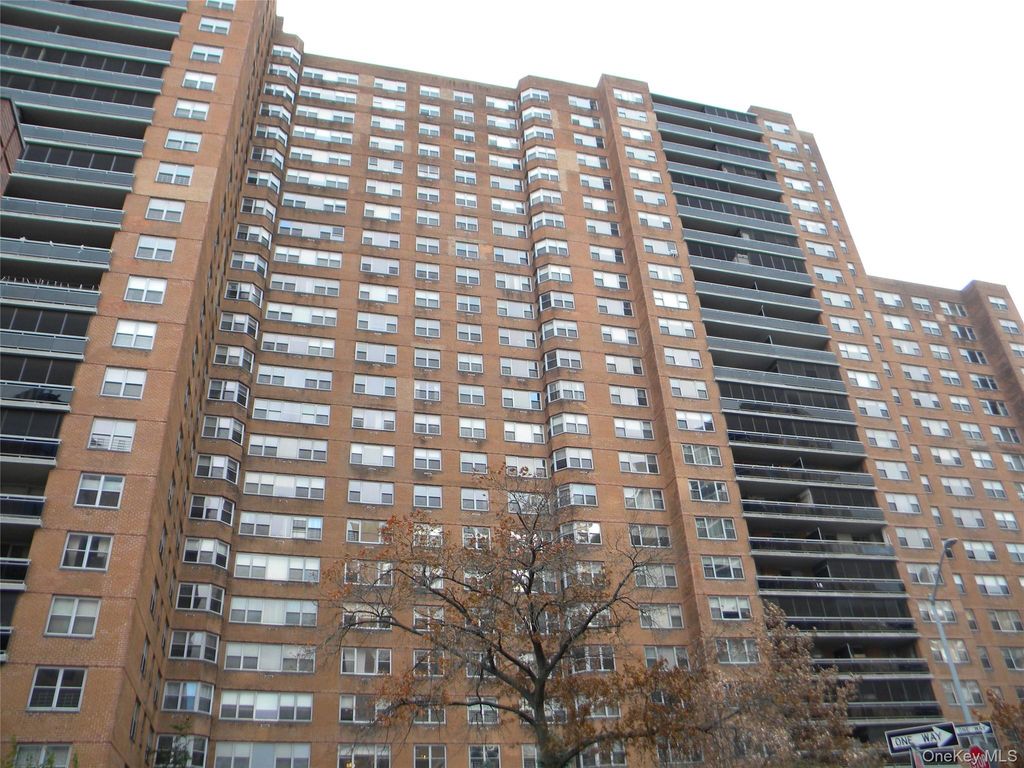 70-25 Yellowstone Boulevard 17Q, Forest Hills, NY 11375