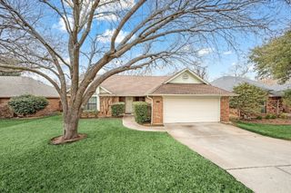 6108 Kingswood Drive, Arlington, TX 76001