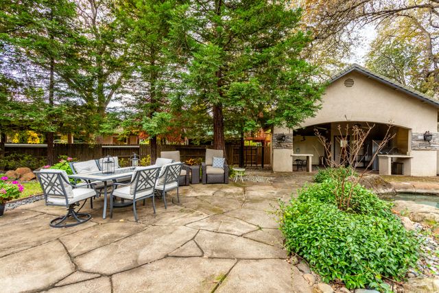 4836 St Charles Drive, Redding, CA 96002