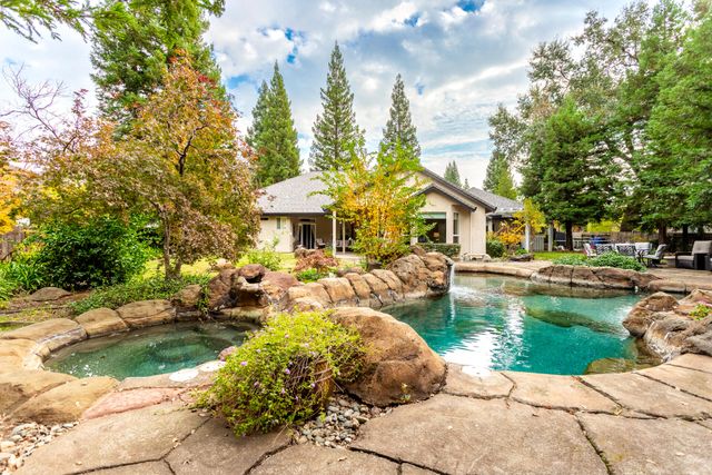 4836 St Charles Drive, Redding, CA 96002