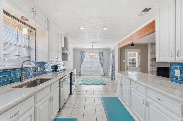 5240 Hill Ridge Drive, Fort Worth, TX 76135