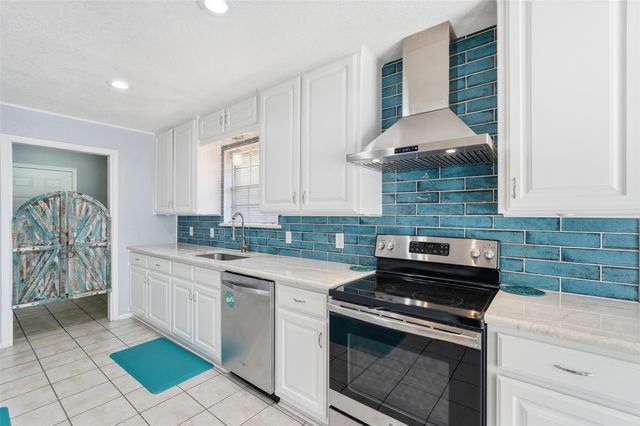 5240 Hill Ridge Drive, Fort Worth, TX 76135