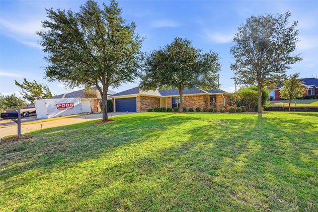 5240 Hill Ridge Drive, Fort Worth, TX 76135