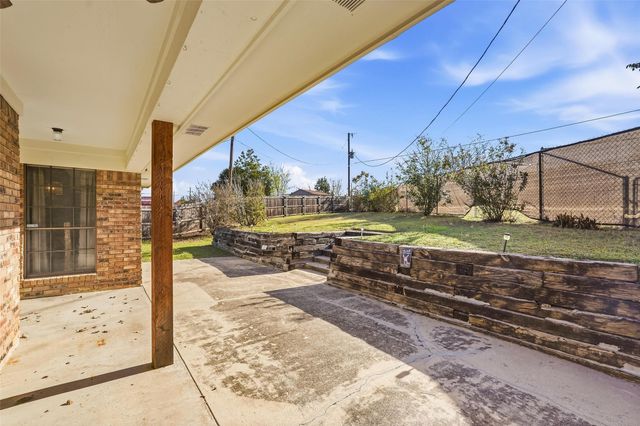 5240 Hill Ridge Drive, Fort Worth, TX 76135