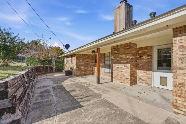 5240 Hill Ridge Drive, Fort Worth, TX 76135