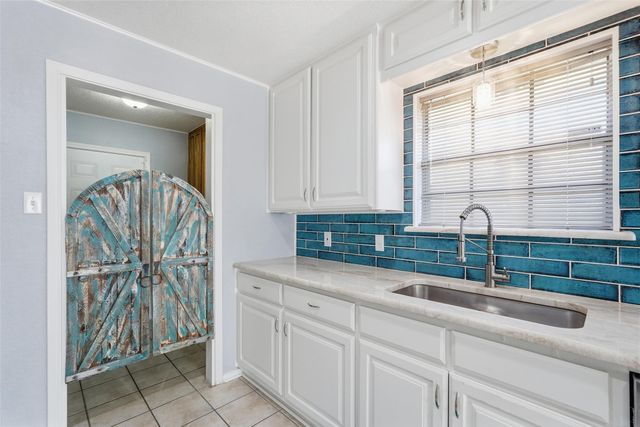 5240 Hill Ridge Drive, Fort Worth, TX 76135