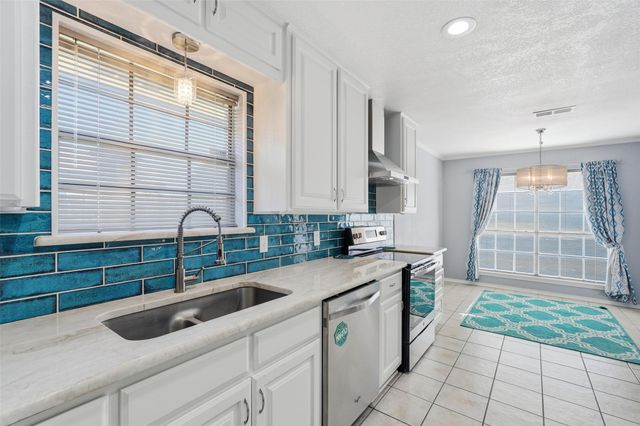 5240 Hill Ridge Drive, Fort Worth, TX 76135