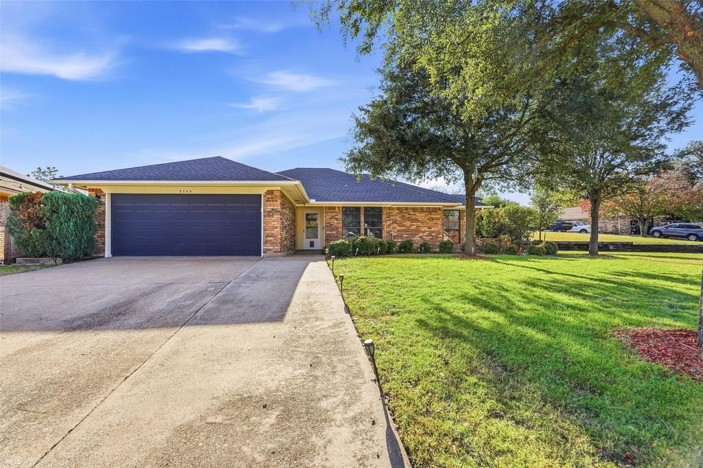 5240 Hill Ridge Drive, Fort Worth, TX 76135