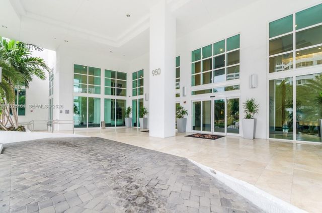 950 Brickell Bay Dr 1701, Miami, FL 33131