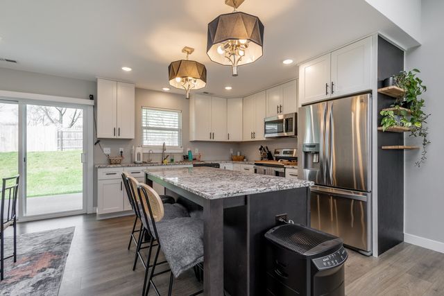 85 N LUNA LN, Columbia, MO 65201