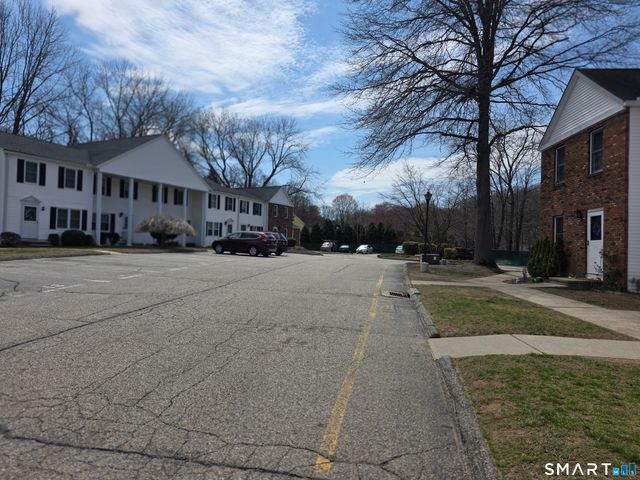 18 Colonial Village 18, Shelton, CT 06484