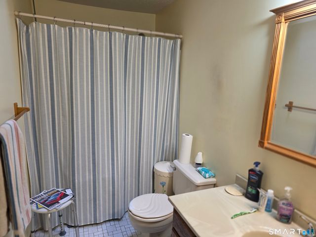 18 Colonial Village 18, Shelton, CT 06484