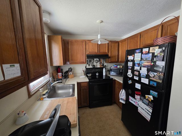 18 Colonial Village 18, Shelton, CT 06484