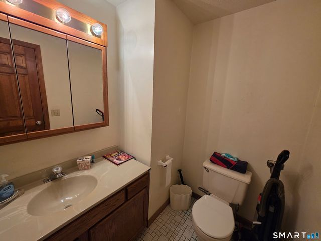 18 Colonial Village 18, Shelton, CT 06484