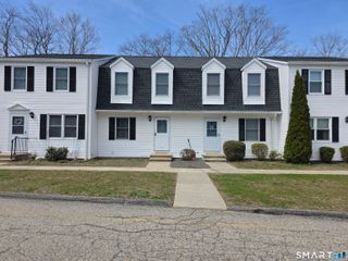 18 Colonial Village 18, Shelton, CT 06484
