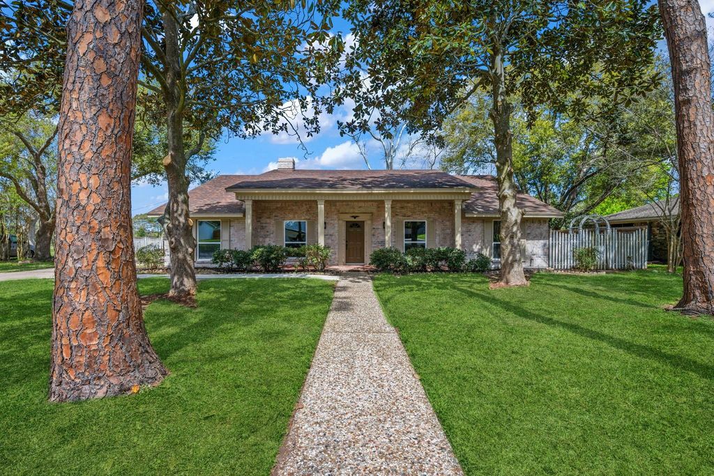 210 Ridgemont Drive, Alvin, TX 77511