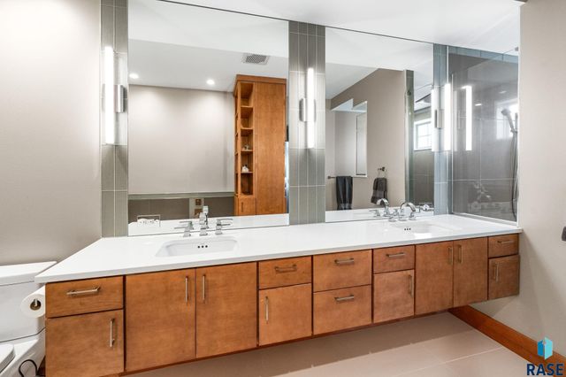 2905 W 77th St Street, Sioux Falls, SD 57108