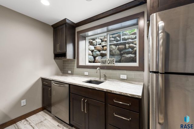 2905 W 77th St Street, Sioux Falls, SD 57108