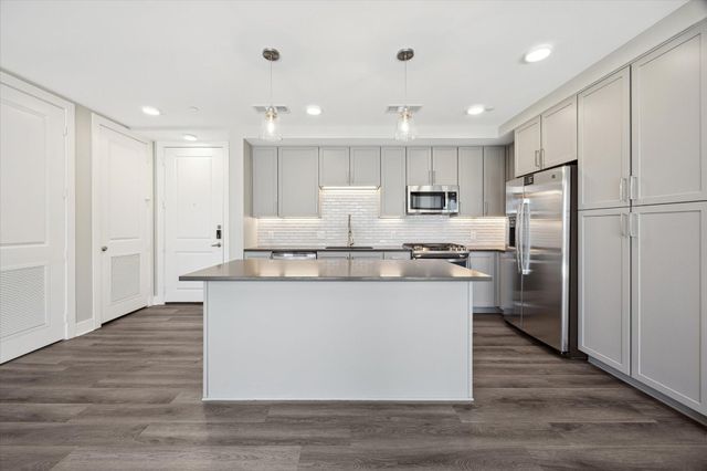 9757 Katy Freeway 321, Houston, TX 77024