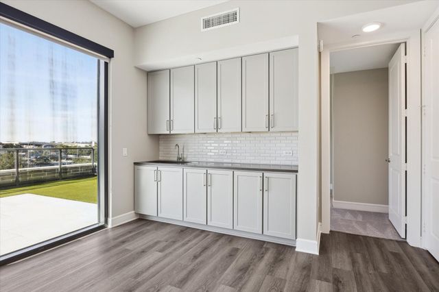 9757 Katy Freeway 321, Houston, TX 77024