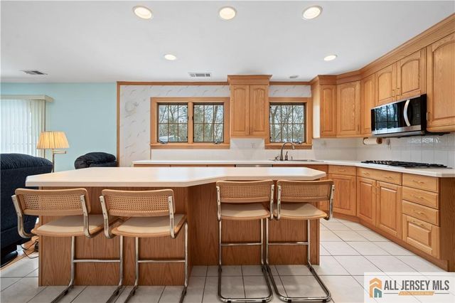 8 Liberty Lane, Franklin, NJ 08873