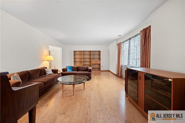 8 Liberty Lane, Franklin, NJ 08873