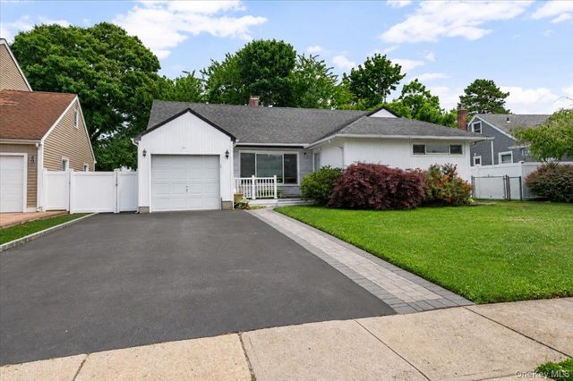 512 Farmranch Road E, Bethpage, NY 11714